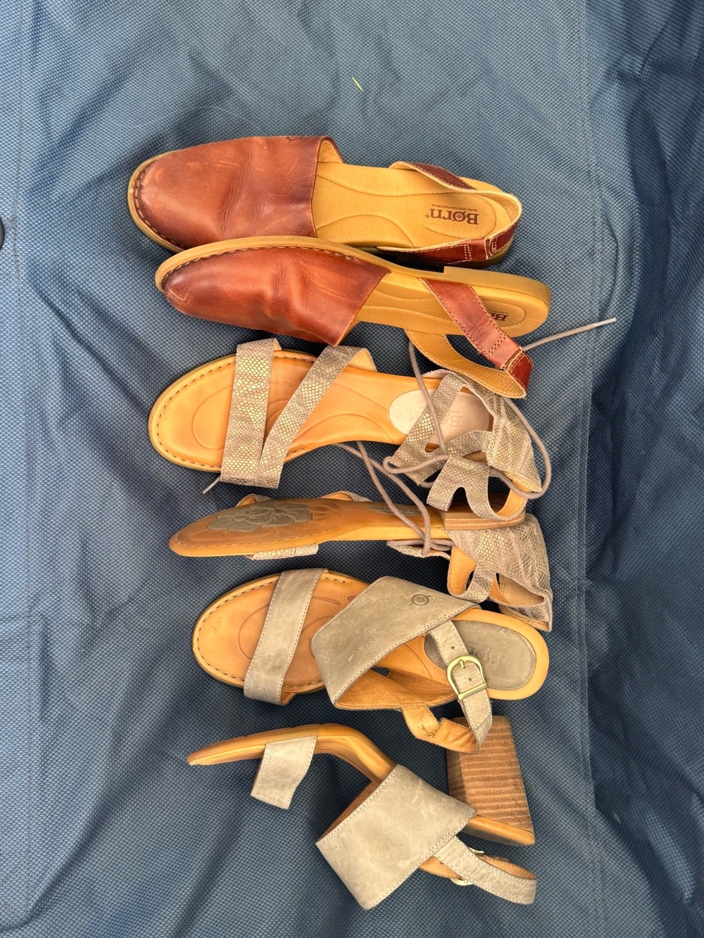 Lot: 3 pairs Born shoes size 9 - Picture 2 of 3